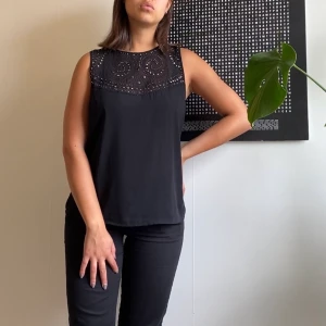 Blus - Svart blus med transparant överdel