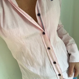 Tommy hilfiger Skjorta - Fin skjorta från Tommy Hilfiger! Strl S.  Kan mötas i Göteborg eller skicka, isåfall står köparen för frakten.