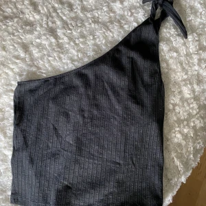 One shoulder tröja  - Superfin one shoulder tröja från asos i strlk 34 men passar även större och mindre då banden är justerbara och den är stretchig💓