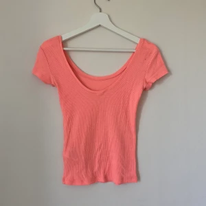 Topp - Ribbad topp med djup urringning på ryggen. Kan mötas i Örebro, annars står köparen för frakten🌸