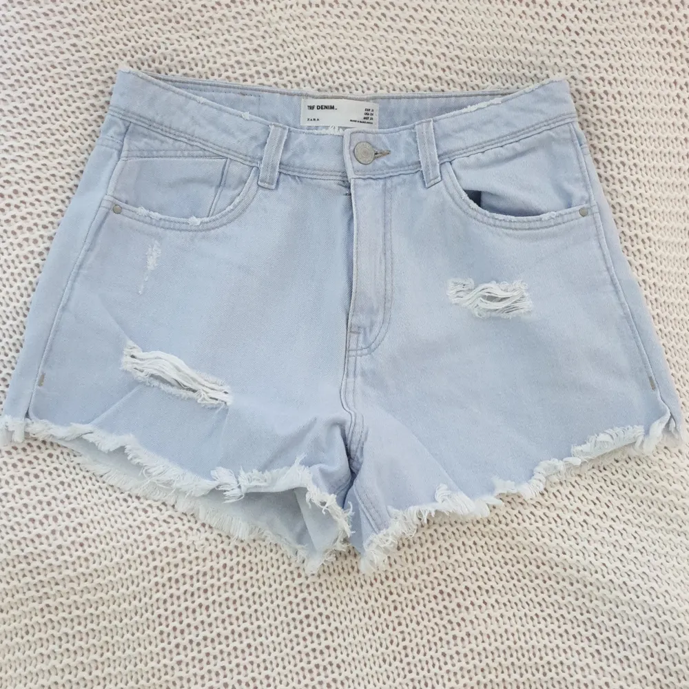 Distressed jeansshorts i storlek 36 från Zara.🌸 frakten inkluderad i priset!. Shorts.