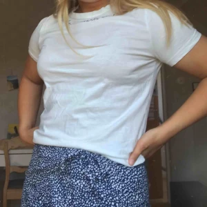  - Vit T-shirt med liten text 🖤 Fint skick och storlek S, skickar mot fraktkostnad🥰