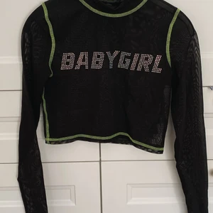 Cool mesh tröja med detaljer  - En svart cool croppad mesh tröja från Urban Outfitters. Älskar den men är tyvärr för liten för den. Använd endast 1 gång. Storlek XS 🦋 frakt ingår i priset 