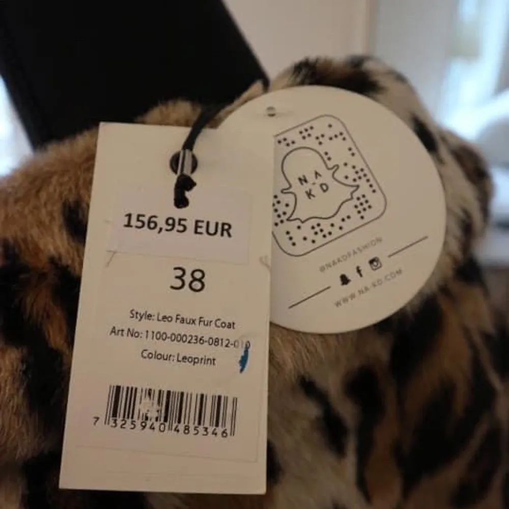 Säljer en leopard mönstrad kappa i syntetiskt päls. Kappan är köpt från NAKD och har aldrig blivit använd (prislapp finns kvar). Den är i storlek 38 men funkar också som en storlek 40. Nypris: ca 1500kr. Jackor.