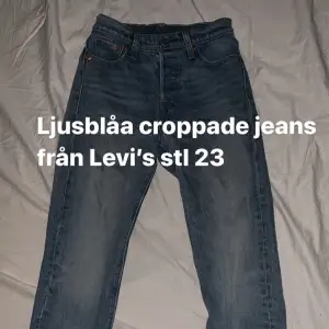 Ljusblåa croppade jeans från Levi’s i storlek  w23, fint skick då de knappt är använda pga mina långa ben. Högsta bud vinner, börjar på 500 kr