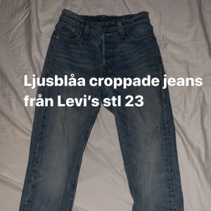 Croppade Levi’s jeans - Ljusblåa croppade jeans från Levi’s i storlek  w23, fint skick då de knappt är använda pga mina långa ben. Högsta bud vinner, börjar på 500 kr