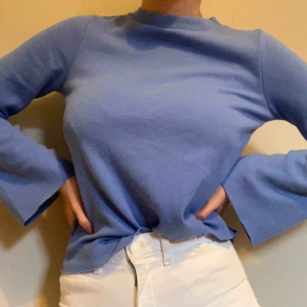 Supersöt tröja i en fin blå färg💙💙 Tröjan är bara använd 2 ggr, så inprincip i nyskick!  Frakten är inräknad i priset✨. Tröjor & Koftor.