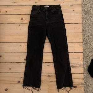 Perfekta gråsvarta jeans i straight modell med fransar nertill. Från Gina Tricot, gjord med miljövänlig bomull. Storlek 34, passar XS/ S. Superbra skick!🤩