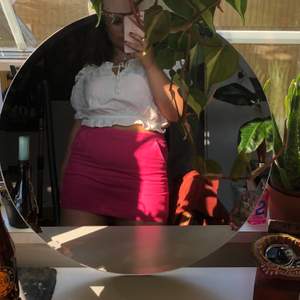 🌿 Rosa kort kjol från H&M (för väldigt länge sedan dock) Gjord av 98% bomull och 2% elestan, så den är lite stretchig! Har manchesterliknande mönster också. Tycker verkligen den är superfin men passar inte riktigt min stil längre! 🌿