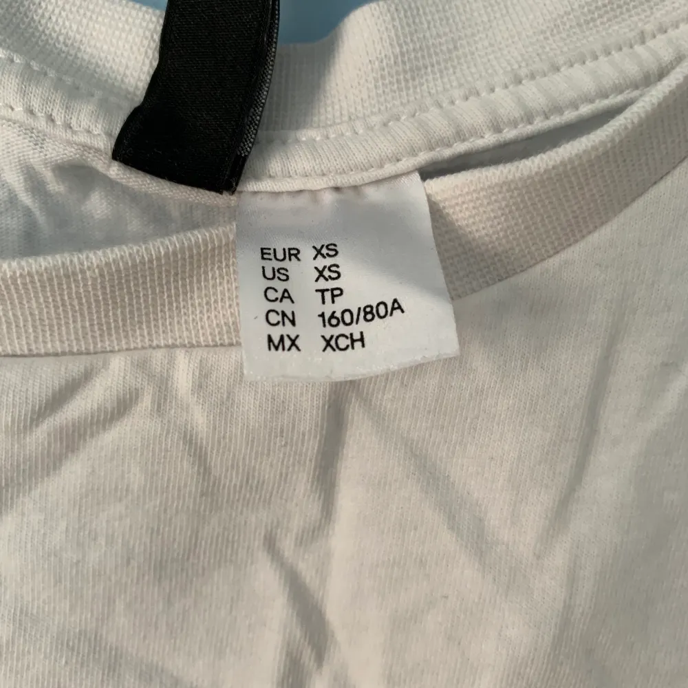 från H&M med nummer 1985, storlek Xs men passar även S. skrynklig eftersom den har legat i min garderob så länge. frakt tillkommer. . T-shirts.