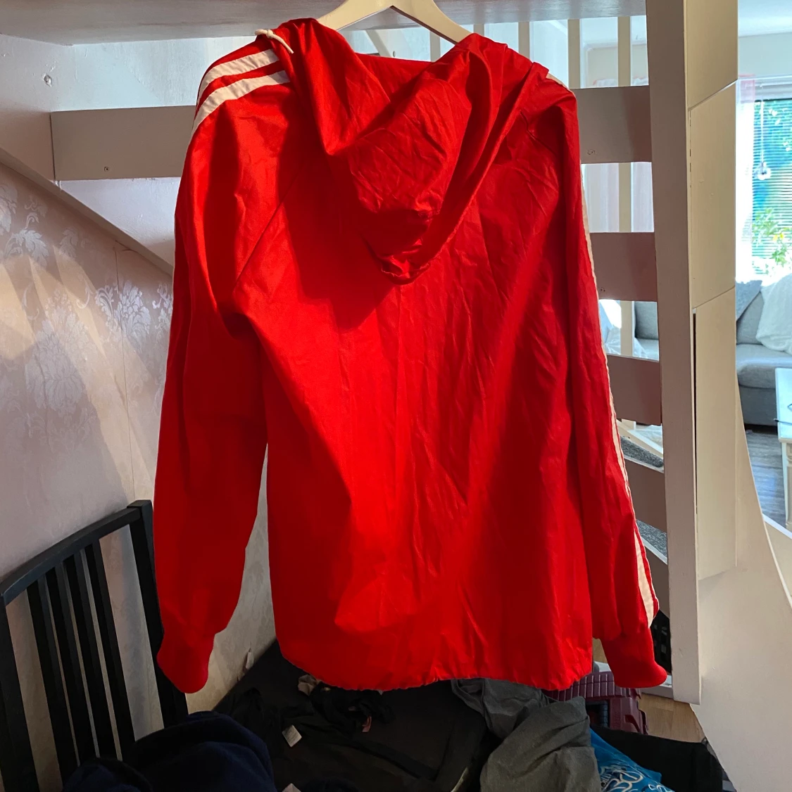 Röd vindjacka med luva - 90