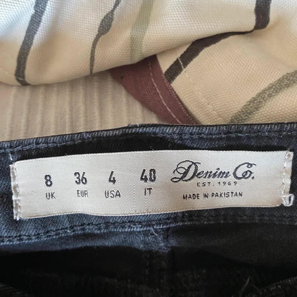 Ett par svin coola jeans från Denim Co. Använda ett par gånger en tid tillbaka. Gått skick. Öppen att diskutera pris och byten, skriv privat för fler bilder. Möta upp eller frakta det är upp till dig men frakten står du för.🥰🥰🥰. Jeans & Byxor.