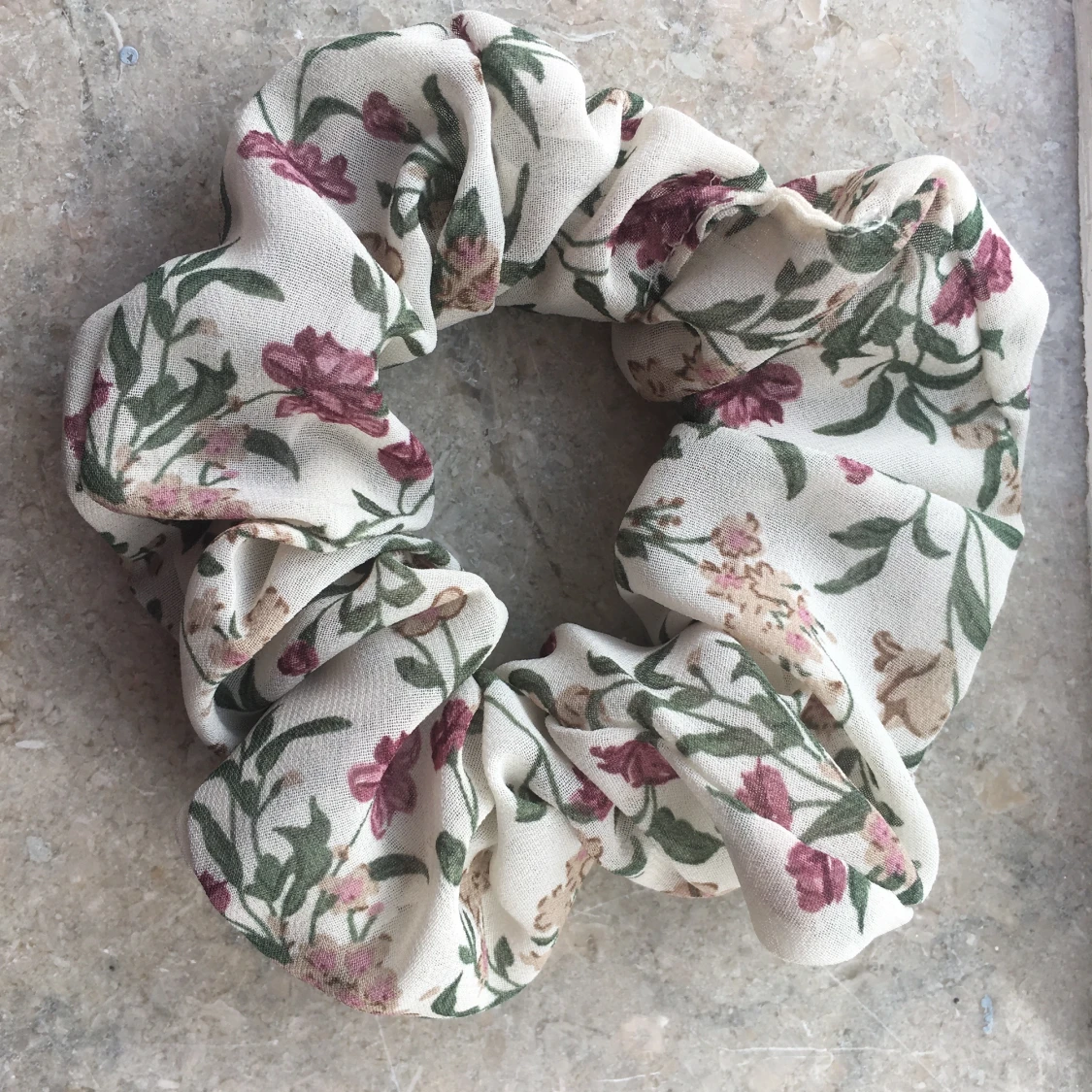 Blommig scrunchie
