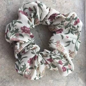 Blommig scrunchie - Perfekt hårsnodd till sommaren! 