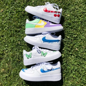 Custom Nike air force 1 ⚡️ - Beställ ett eget par custom Nike air force 1 på instagram, StainsCustoms! Går att välja precis den designen du vill ha i alla storlekar. Priser står på instagram eller fråga i dm. 💘😋👊🏻
