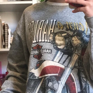 Retro sweatshirt - Bekväm och snygg sweatshirt, bra skick då den inte ens är noppig.  Du betalar frakten men möts gärna upp i Stockholm för enkelhetens skull!