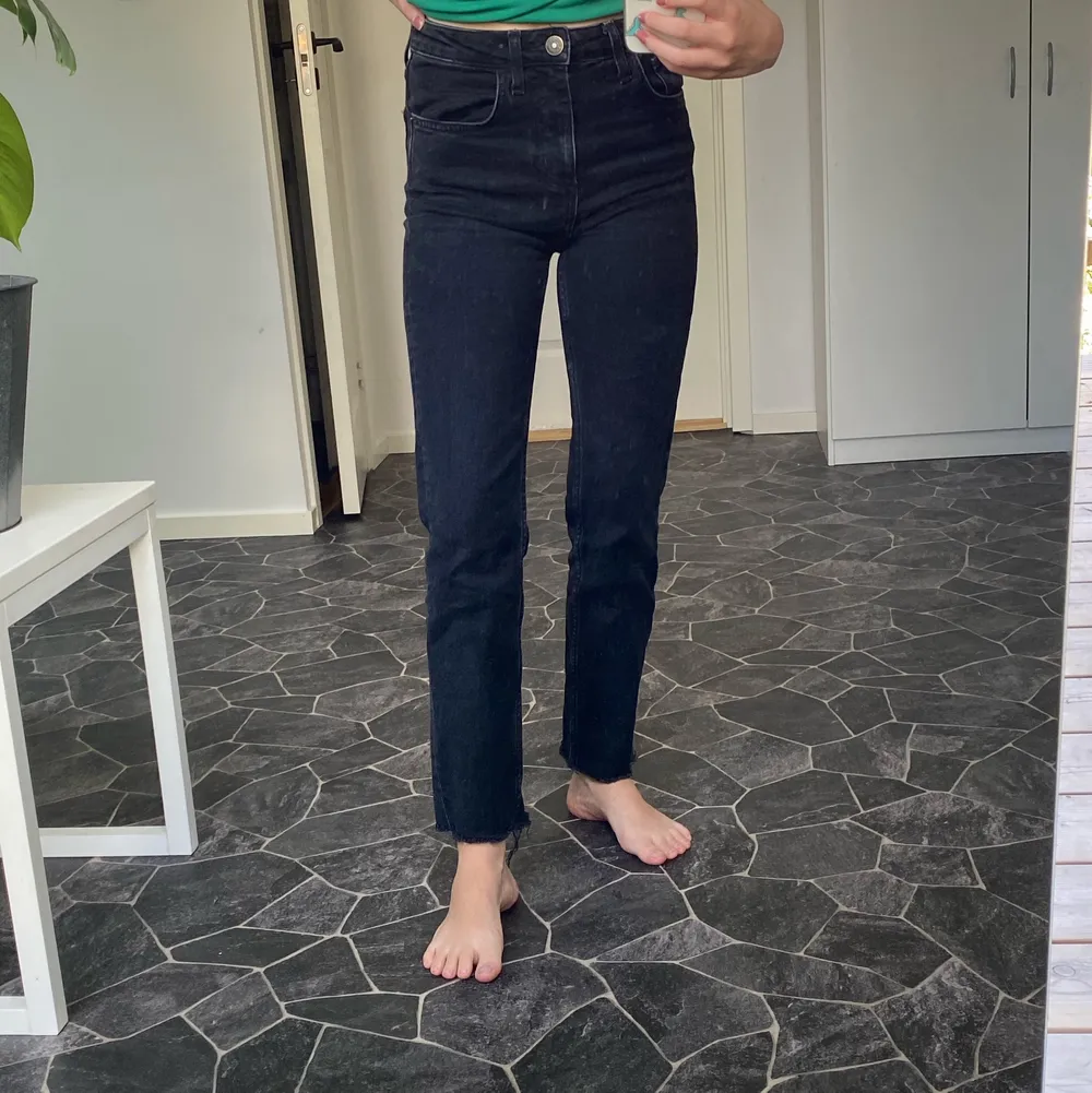 Svarta snygga raka jeans med slitningar vid anklarna! 💓 (jag är 1,63). Jeans & Byxor.