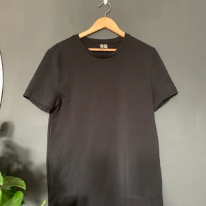 Svart T-shirt - Helt Svart t-shirt ifrån asos! Nyskick , storlek Xl slimfit. 🖤🌚 50kr inklusive frakt