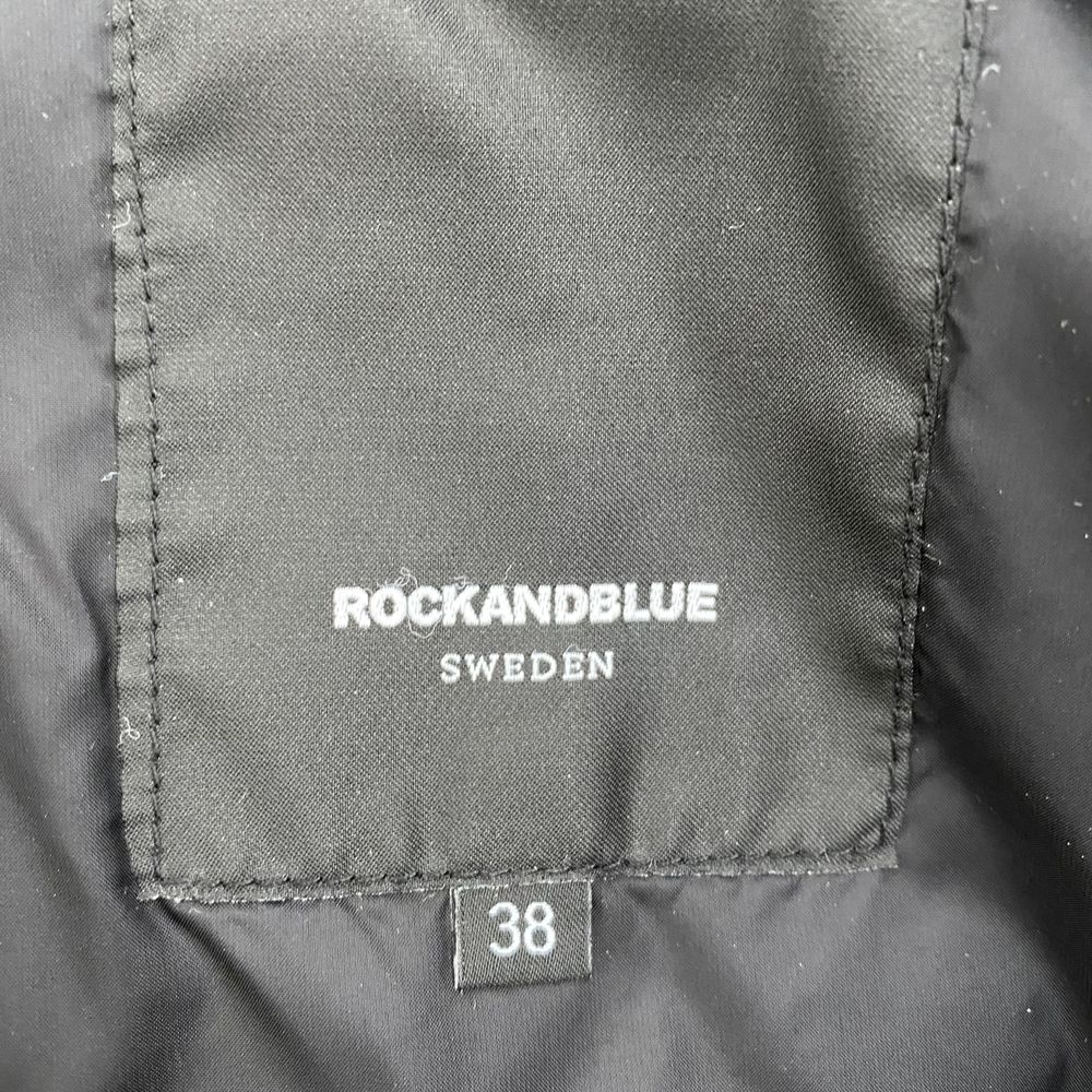 Vinterjacka från Rock & Blue med äkta päls. Storlek 38. Väldigt bra skick, ser nästan ut som ny. Orginal pris: 3999kr Jätteskön och sitter jättefint på. Pris kan diskuteras, jag står inte för frakten. Skriv vid intresse eller efterfrågan för fler bilder.. Jackor.
