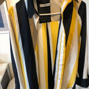 Somrig skjorta från Mango - En fin tunn skjorta från Mango som är perfekt nu till sommaren! Den passar mig som vanligtvis har storlek S och även XS