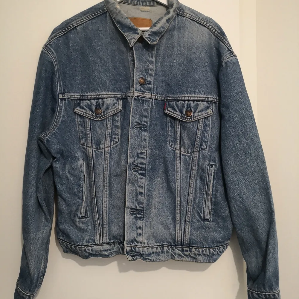 Supersnygg jeansjacka från Levis, vintage från 90-talet. Snygga slitningar, men absolut inte trasig. Storlek XL, perfekt oversize. Jag är en S och har haft den oversize, fått många komplimanger när jag haft den på mig. Frakt betalas av köpare😘 vintageblå. Jackor.