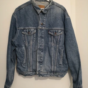Levis jeansjacka, 90s modell!  - Supersnygg jeansjacka från Levis, vintage från 90-talet. Snygga slitningar, men absolut inte trasig. Storlek XL, perfekt oversize. Jag är en S och har haft den oversize, fått många komplimanger när jag haft den på mig. Frakt betalas av köpare😘 vintageblå