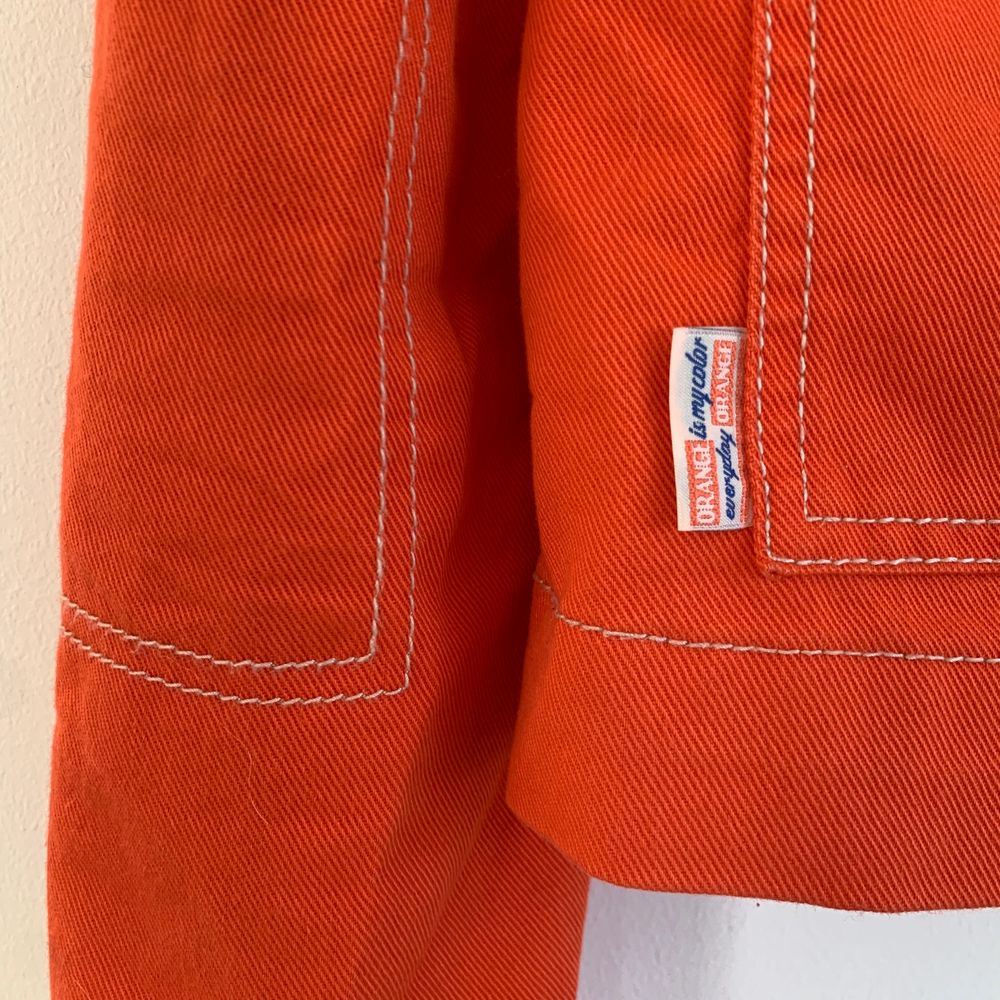 Superfin orange/röd jacka fram bershka som endast är använd 2 gånger! Köpare står för frakt.. Jackor.