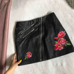 Skinnkjol  - kjol i fakeläder, storlek 34 💘 använt endast 1 gång, så i princip som ny! Säljer endast pga för kort för mig  Kan mötas upp i Örebro annars frakt på 66kr! 