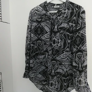 Skjorta Weekday - Mönstrad skjorta från Weekday. Storlek M. Köparen betalar frakten.