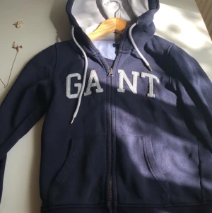 Gant tröja  - Gant tröja i strl xs. Haft den ett tag o köpte den som ny för 1200kr 