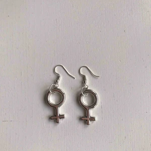  - Silverpläterade och nickelfria feminist örhängen. Oanvända!  5 cm stora  Betala med swish. Frakt 13 kr. Har mer smycken och kläder, samfraktar gärna!