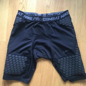  - Nike PRO combat shorts med extra skydd för lår och höfter. Perfekt skydd till sporter med kontakt. Finns 2 stycken. 75 kr styck, båda för 120kr. 