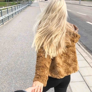  - Fakepälsjacka från vero Moda, är i fint skick, nästan aldrig använd. Köpare står för frakten☺️