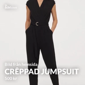 Crêppad jumpsuit -  👉Tryck på chatta och skriv att du vill köpa. Inget budkrig utan först till kvarn. Betalning sker via Swish.    📦Skickas mot spårbar frakt! Fraktkostnad får du reda på när du vill köpa.