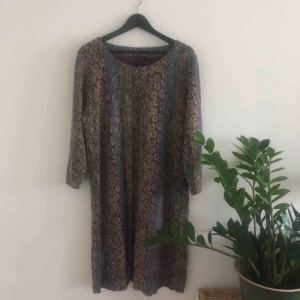 - Vintage klänning, funkar att ha som oversize! Går ner strax över knäskålarna (är 164cm lång) Frakten är inräknad 