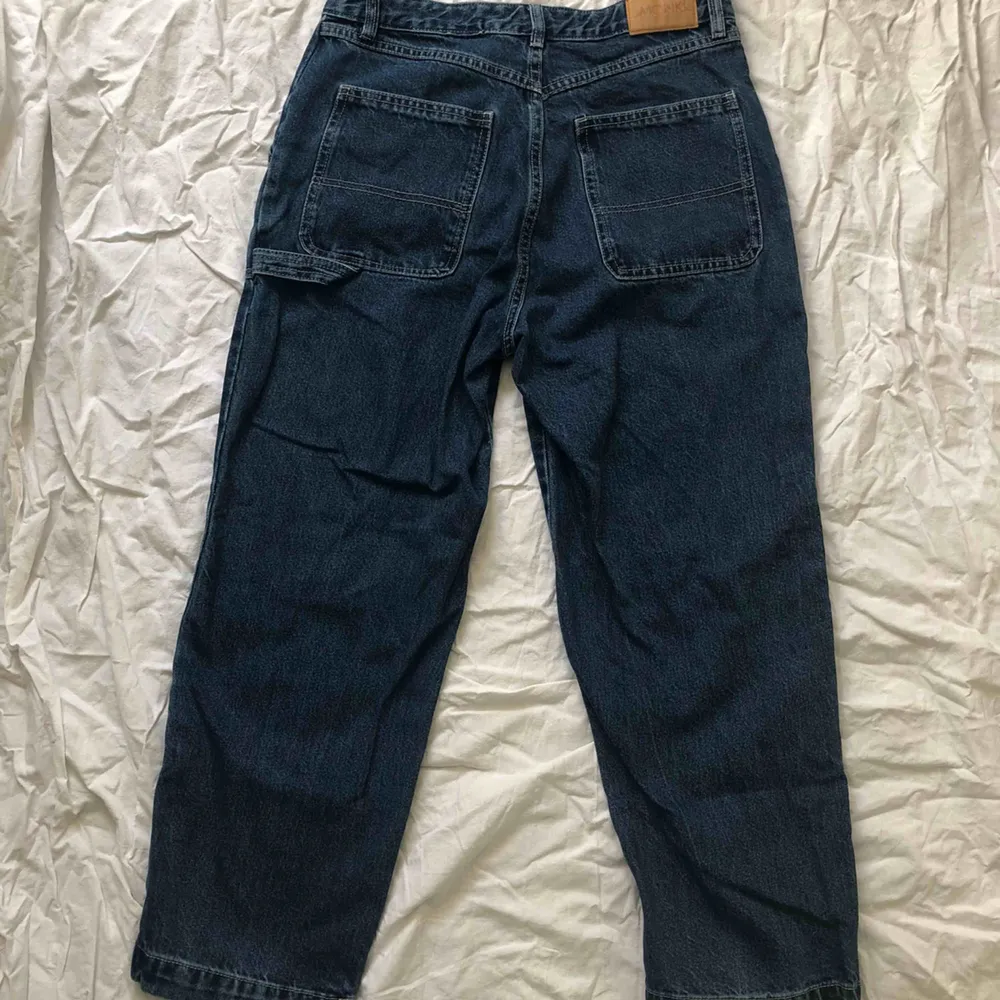 Säljer dessa jeans från Monki i modellen rio. Den första bilden är från Monkis hemsida. Byxorna har en färgfläck på sig därav det låga priset. Frakt tillkommer.🪐. Jeans & Byxor.
