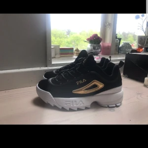 Svarta Fila skor - Intressekoll på par oanvända svarta Filaskor med gulddetaljer! Prövade en gång, tyvärr för små. Jag har storlek 40 men det var värt ett försök när de var så snygga. Limited edition💓 Bud ligger på atm på 1000kr. Avslutas om 2 v eller om bud på 1200 ges💖💖