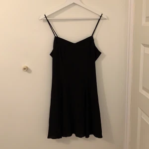 Klänning  - En fin lätt klänning med dragkedja vid ryggen klänning är från Stockholm ateljéer och köpte den för 500kr säljer denna då jag aldrig andvänt den. FRI FRAKT
