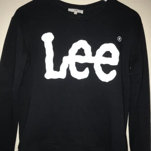 Sweater från Lee storlek S - Långärmad Leetröja med tryck, knappt använd fint skick