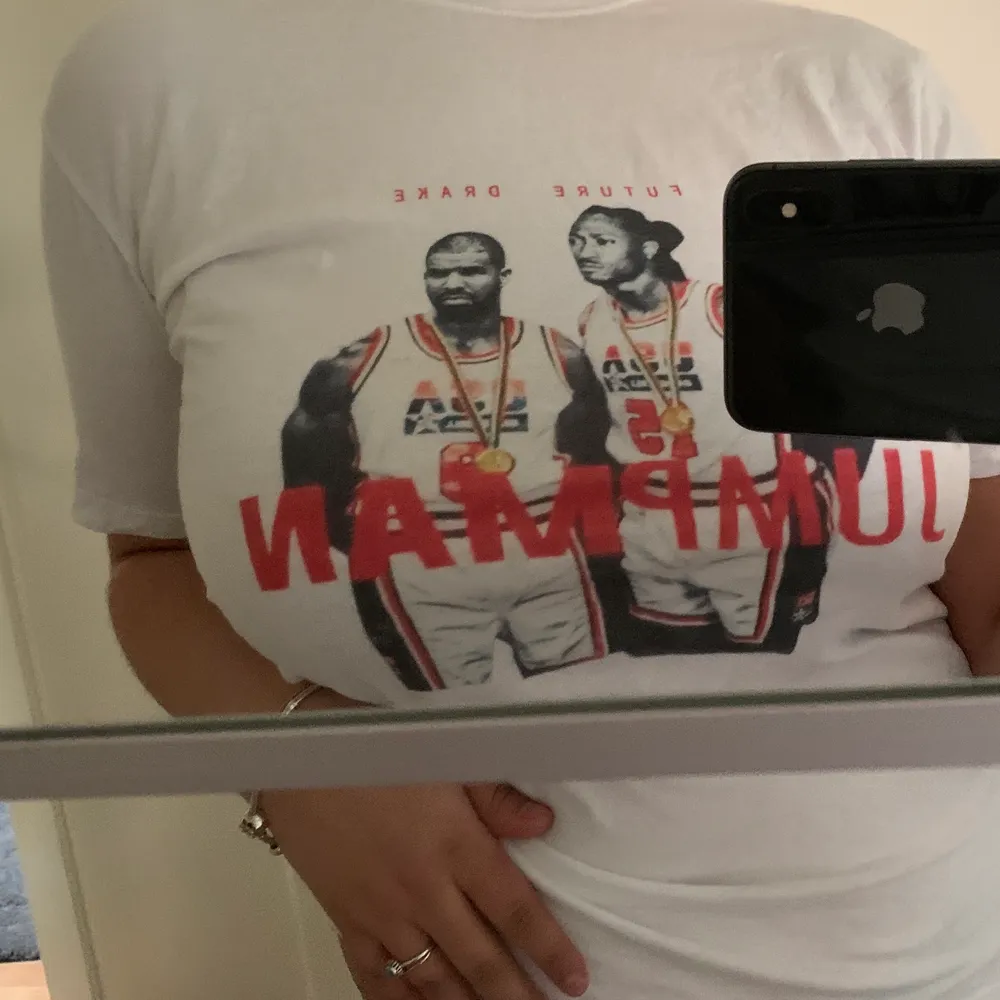 Jumpman t-shirt med Drake och Future på, säljer pga används ej och gillar inte passformen på mig. Kommer tyvärr inte ihåg vart den kommer ifrån. Kan mötas upp i Stockholm eller frakta. T-shirts.