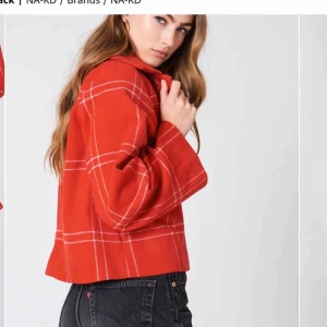  - Säljer denna superfina jacka då den tyvärr inte kommer till användning längre. Den är väll använd men fortfarande i bra skick! Köparen står för frakten 🥰