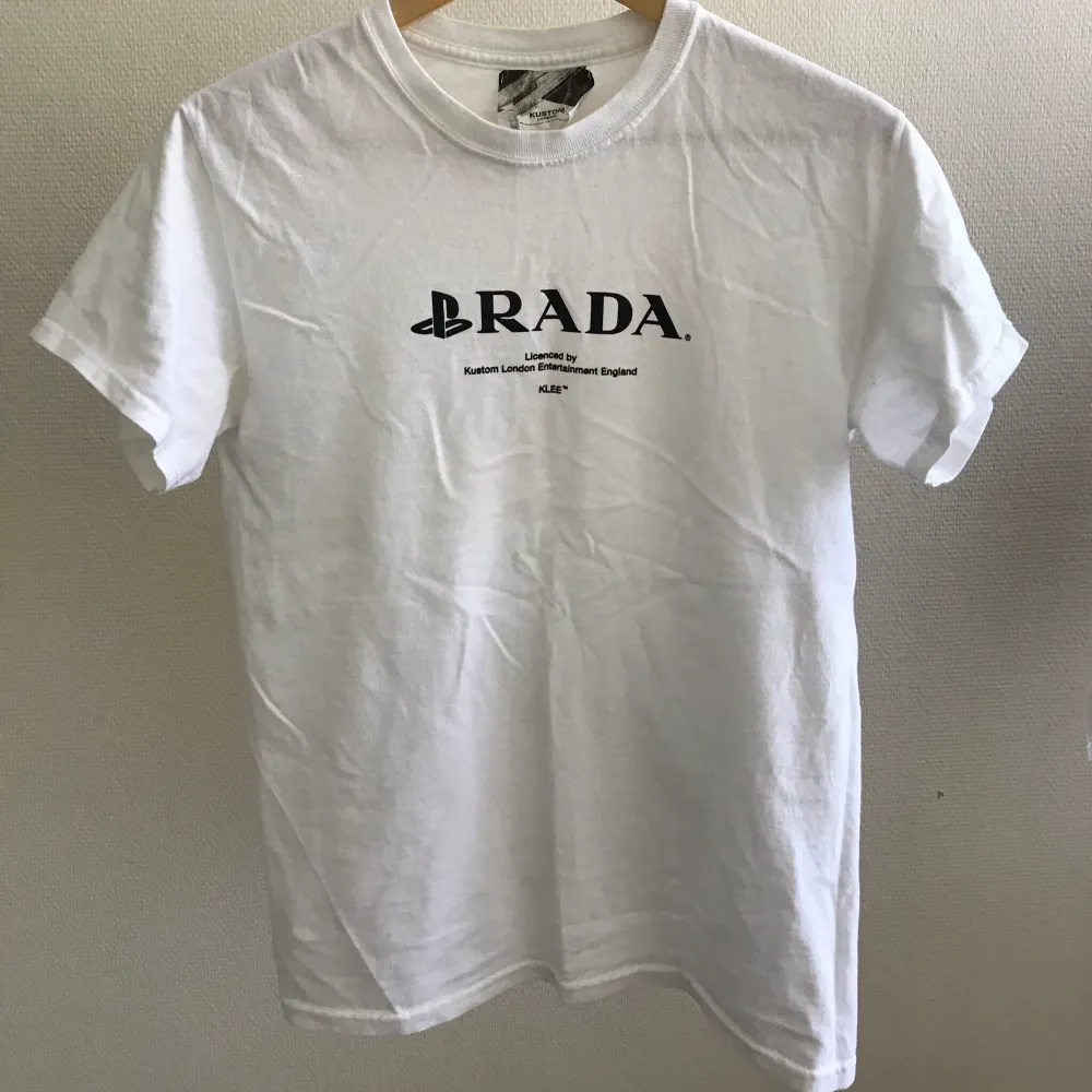 Size S/XS, Sold out piece. Shipping within Sweden 55kr - buyer pays for it. Swish or bank transfer . T-shirts.
