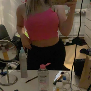  - Super gulligt linne från Zaras barnavdelning, passar ungefär en xs skulle jag säga. Skriv för fler bilder🥰