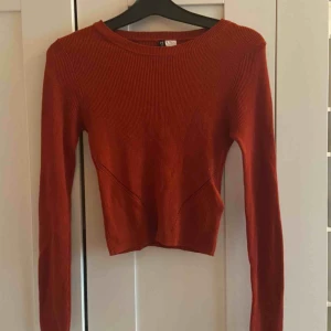  - så fin croppad tröja med tajt passform som formar fint. färgen är som första bilden och den andra är med blixt. använd ett par gånger men fortfarande som ny. kontakta i dm!💕💕