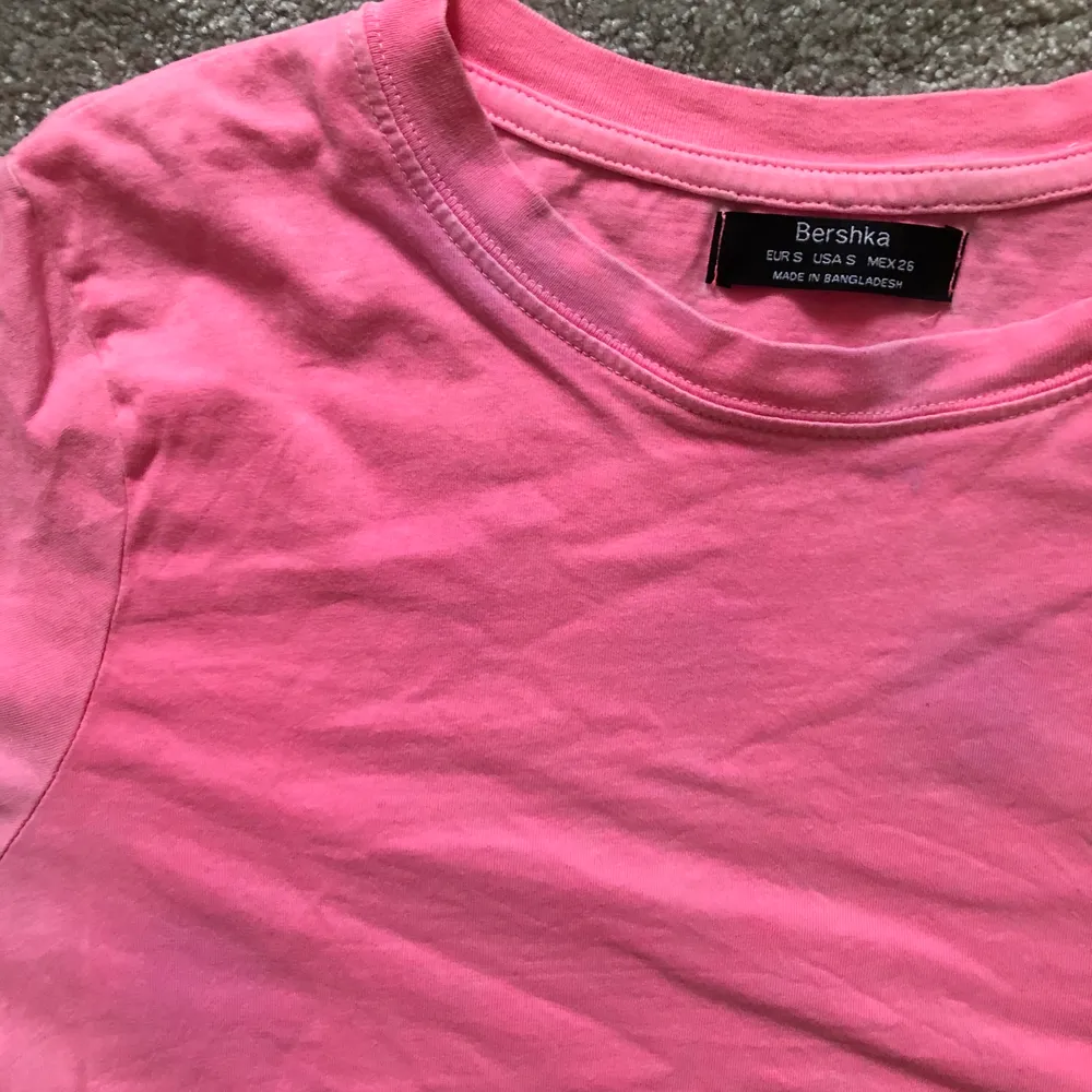 Snygg rosa färg och sitter snyggt oversized. Köpt på bershka. Använd få gånger. . T-shirts.