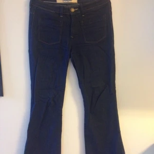  - Ett kap! Mörkblå jeans från Wrangler. Utsvängda nedtill, supersnygg passform! Helt oanvända pga fel storlek.