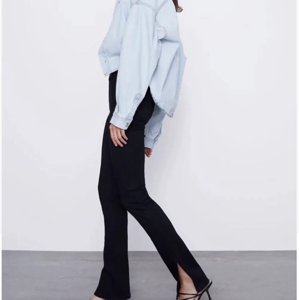 Så snygga byxor från Zara i storleken 34/XS.  Sparsamt använda så i fint skick! Hög midja, sitter jättesnyggt på. Köpta nyligen för 359 kr så gör ett fynd!💁🏼‍♀️ Frakt 44kr💌. Jeans & Byxor.