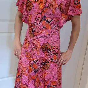 Hej Säljer en jättefin klänning i str 34/36 från Indiska. Använt en gång. Kommer från djur- och rökfritt hem Samfraktar