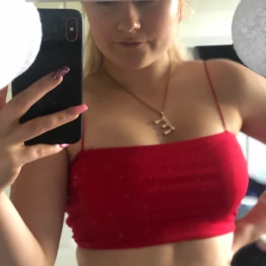 Kroppat linne/bandeau  - Rött linne mer likt en bandeau med smala band. Storlek S men passar även XS då den satt lite tajt på mig. Använd 1 gång. 