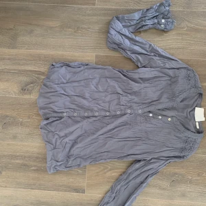 Blus / skjorta  - Blus / skjorta i str 40